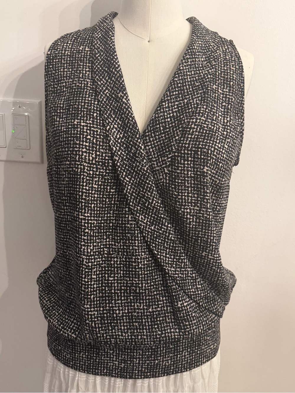 White House Black Market Black & White Abstract Print Blouse